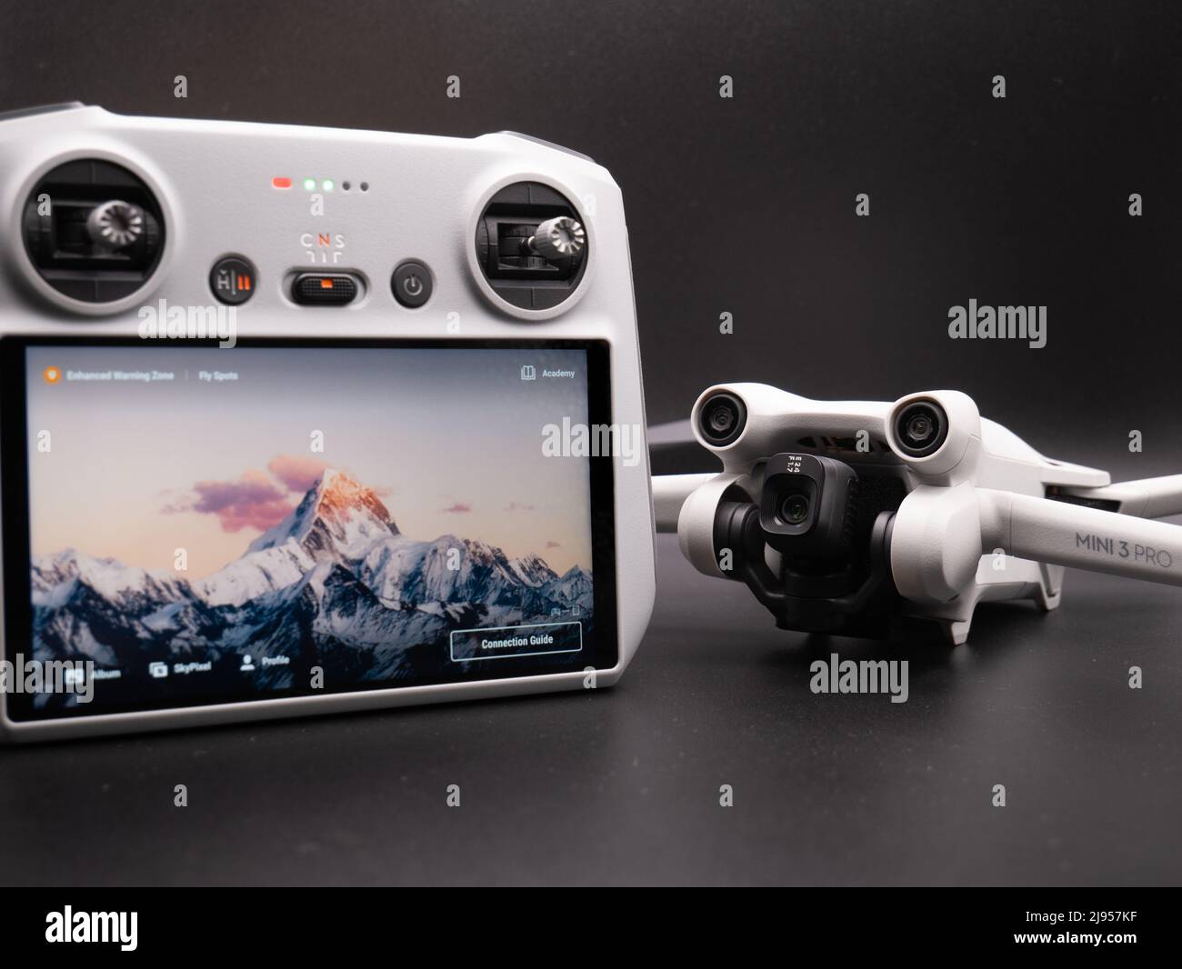 Mai 2022, UK: DJI Mini 3 Pro Drohne mit RC Pro Controller Stockfoto