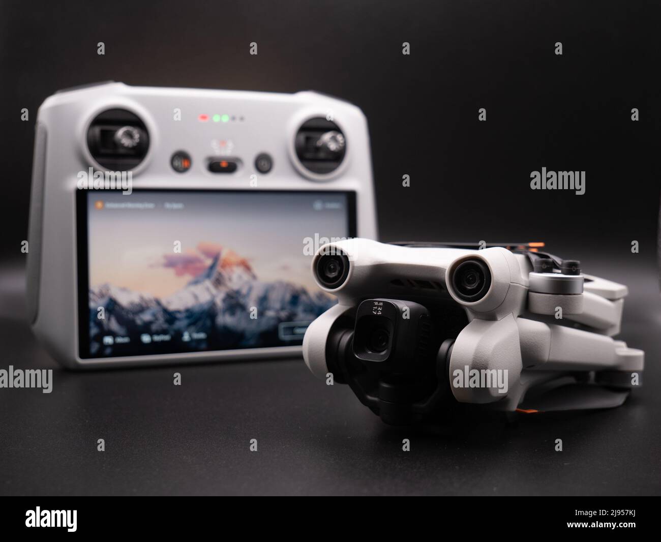 Mai 2022, UK: DJI Mini 3 Pro Drohne mit RC Pro Controller auf schwarz. Stockfoto