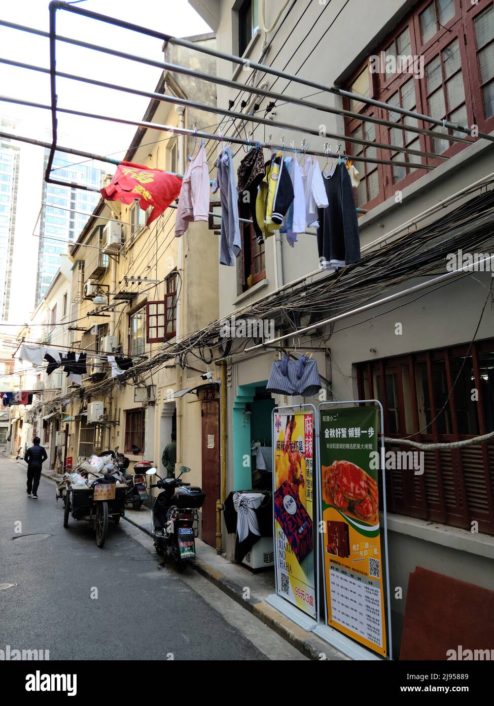 An einem sonnigen Nachmittag die ehemalige französische Konzession in Shanghai erkunden Stockfoto