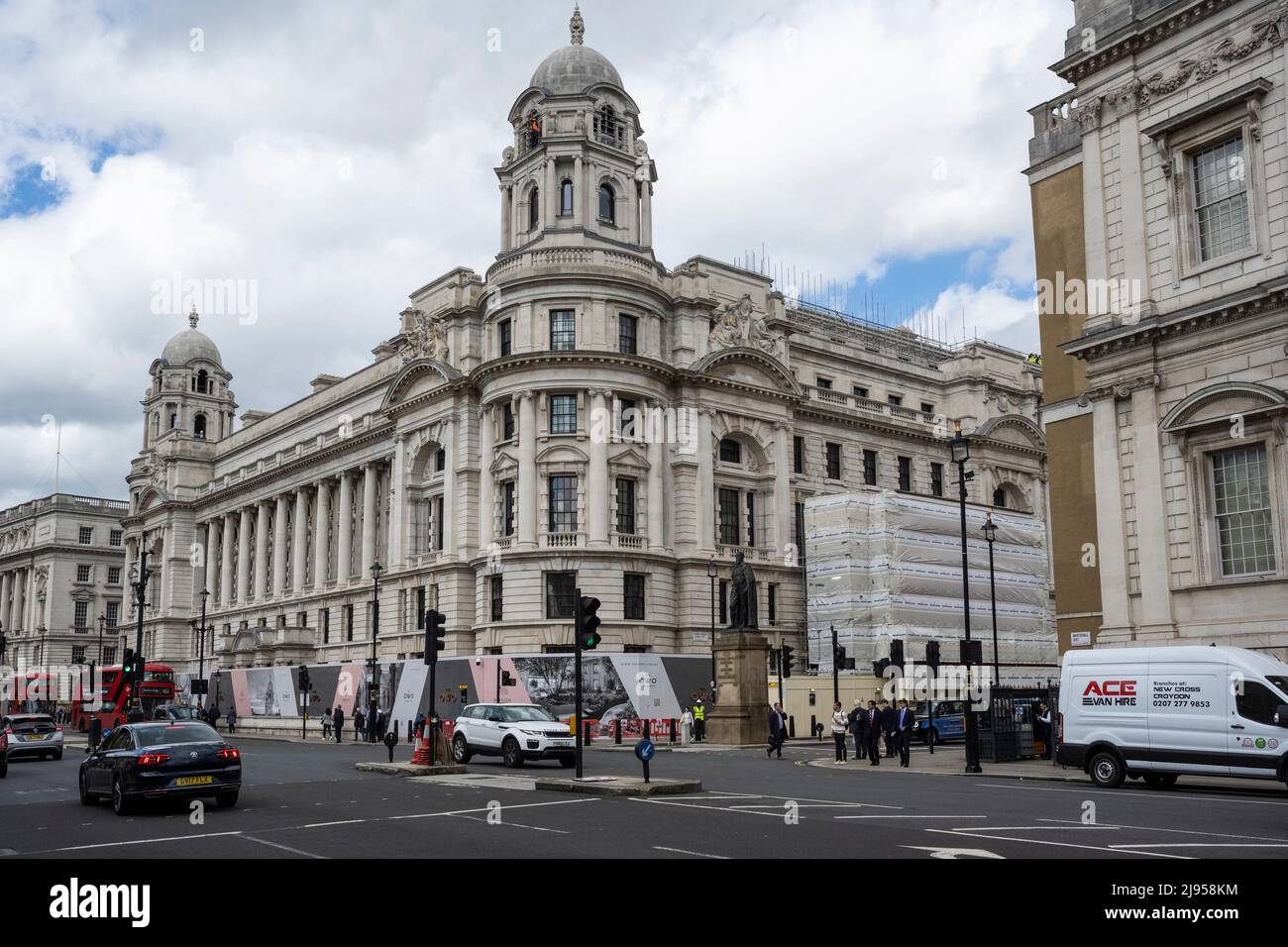 London, Großbritannien. 20 Mai 2022. Außenansicht des Rafales Hotels und der OWO Residences, die derzeit in Whitehall, gegenüber der Horse Guards, entwickelt werden. Das Hotel, das früher das Verteidigungsministerium beherbergt, wird von der Hinduja Group, einem Unternehmen, das von den Brüdern Sri, 86 und Gopi 82 kontrolliert wird, in das erste 5-Sterne-Hotel in Großbritannien umgewandelt. Es wurde berichtet, dass die Brüder mit einem Nettowert von £28,472 Milliarden an der Spitze der diesjährigen Rich List der Sunday Times stehen. Kredit: Stephen Chung / Alamy Live Nachrichten Stockfoto