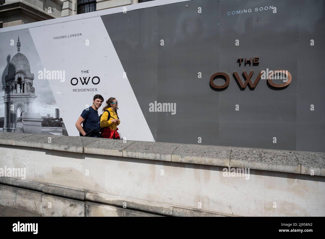 London, Großbritannien. 20 Mai 2022. Außenansicht des Rafales Hotels und der OWO Residences, die derzeit in Whitehall, gegenüber der Horse Guards, entwickelt werden. Das Hotel, das früher das Verteidigungsministerium beherbergt, wird von der Hinduja Group, einem Unternehmen, das von den Brüdern Sri, 86 und Gopi 82 kontrolliert wird, in das erste 5-Sterne-Hotel in Großbritannien umgewandelt. Es wurde berichtet, dass die Brüder mit einem Nettowert von £28,472 Milliarden an der Spitze der diesjährigen Rich List der Sunday Times stehen. Kredit: Stephen Chung / Alamy Live Nachrichten Stockfoto