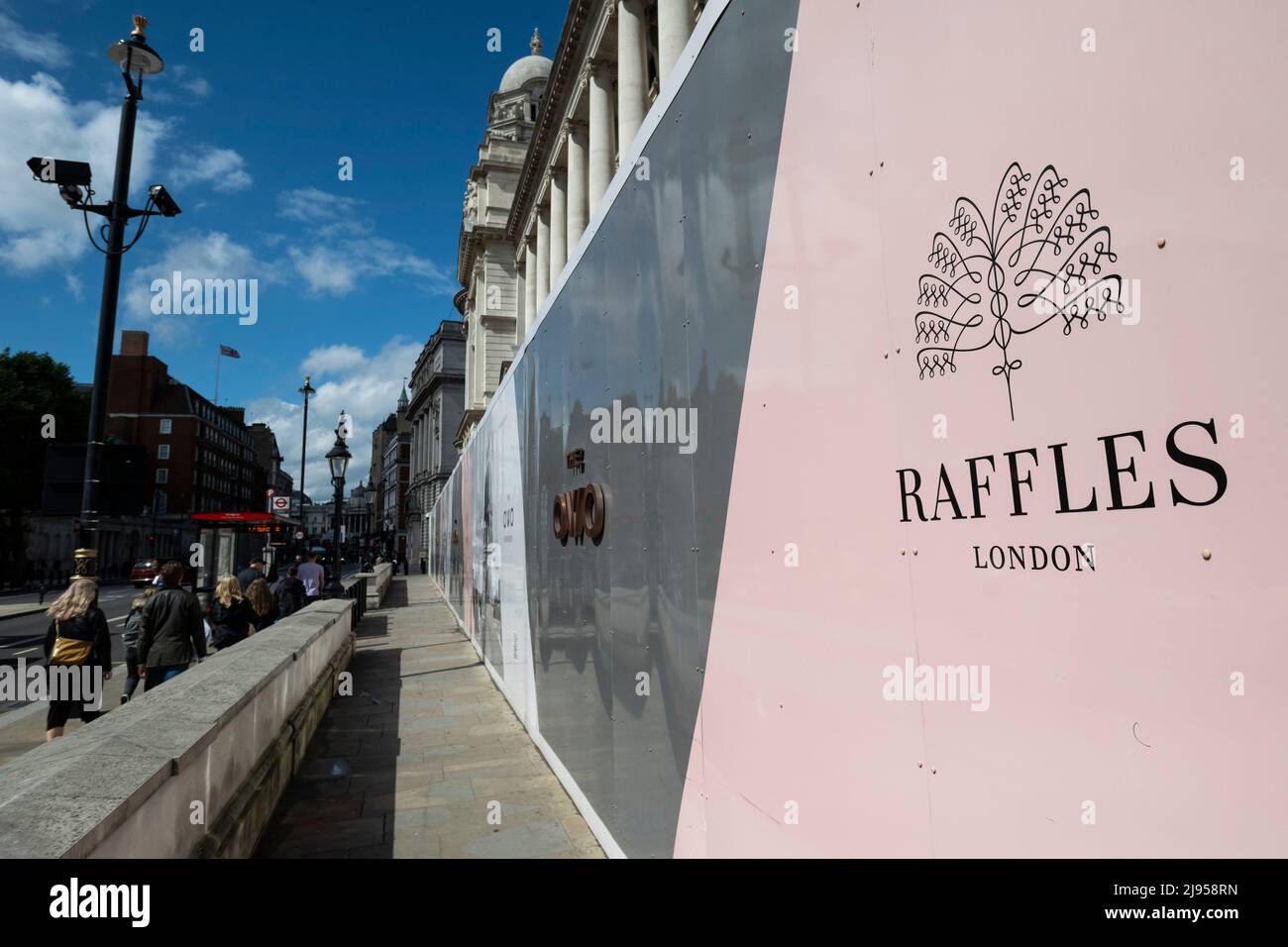 London, Großbritannien. 20 Mai 2022. Außenansicht des Rafales Hotels und der OWO Residences, die derzeit in Whitehall, gegenüber der Horse Guards, entwickelt werden. Das Hotel, das früher das Verteidigungsministerium beherbergt, wird von der Hinduja Group, einem Unternehmen, das von den Brüdern Sri, 86 und Gopi 82 kontrolliert wird, in das erste 5-Sterne-Hotel in Großbritannien umgewandelt. Es wurde berichtet, dass die Brüder mit einem Nettowert von £28,472 Milliarden an der Spitze der diesjährigen Rich List der Sunday Times stehen. Kredit: Stephen Chung / Alamy Live Nachrichten Stockfoto