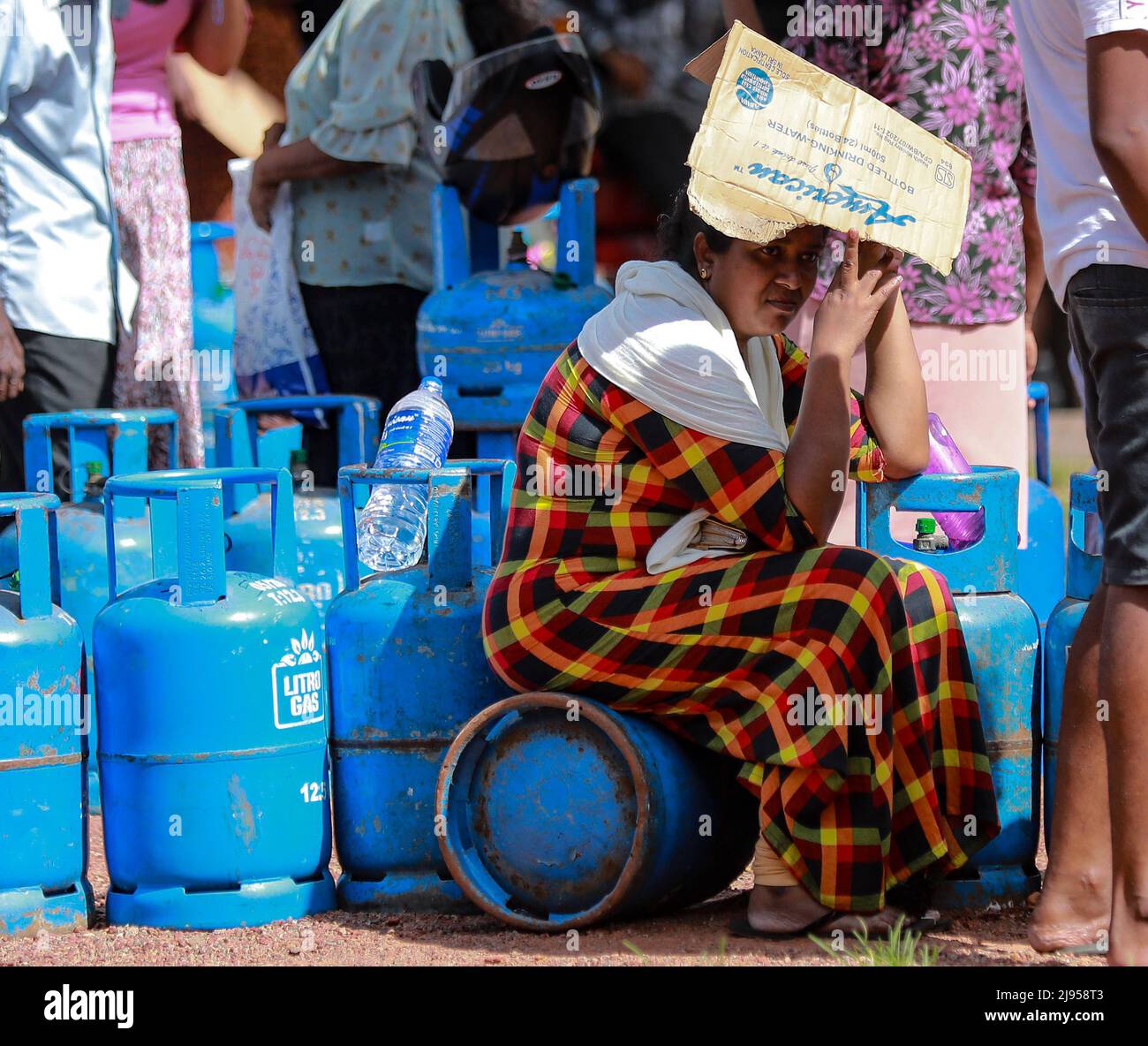 Sri Lanka. 20.. Mai 2022. In Colombo warten Menschen darauf, Flaschen mit Flüssiggas zu kaufen. Quelle: Pacific Press Media Production Corp./Alamy Live News Stockfoto