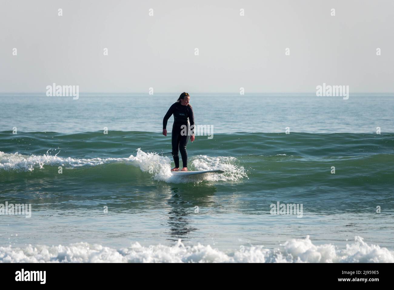 Surfer Reiten die Wellen Oberfläche Wassersport Stockfoto