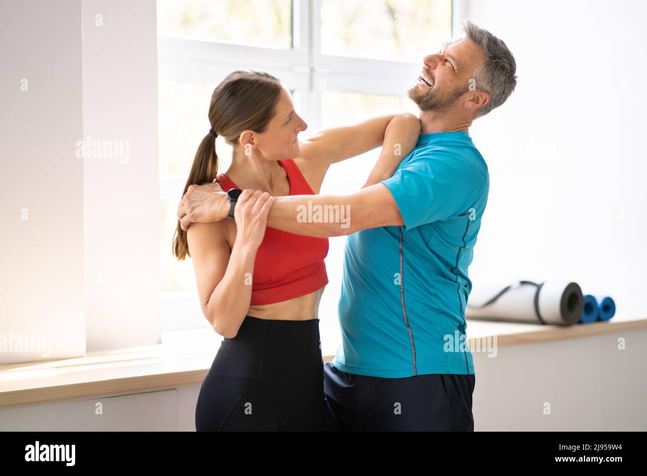 Fight Sparring Fitness-Training Im Fitnessstudio. Weibliche Macht Und Selbstverteidigung Stockfoto