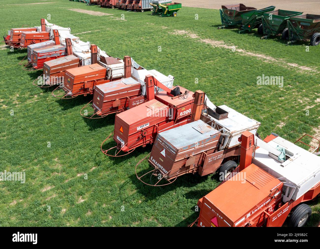 Marlette, Michigan - gebrauchte landwirtschaftliche Geräte, die bei John & Leroy Tomlinsons Betriebsausrüstungsgeschäft verkauft werden, einschließlich einer Reihe von Liliston 6200 essbaren Bohnen Stockfoto