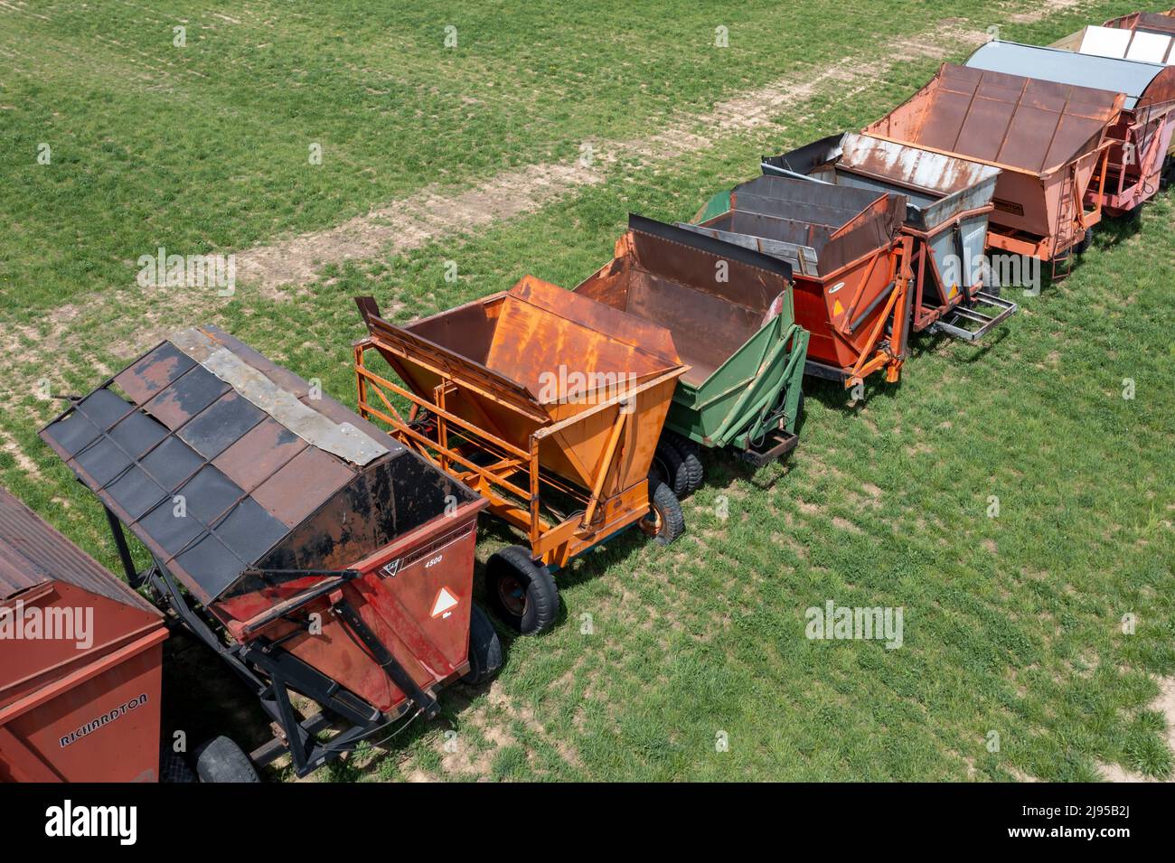 Marlette, Michigan - gebrauchte landwirtschaftliche Geräte, die bei John & Leroy Tomlinsons Geschäft für landwirtschaftliche Geräte zum Verkauf angeboten werden, einschließlich einer Reihe von Karren für die Ernte von Nutzpflanzen. Stockfoto