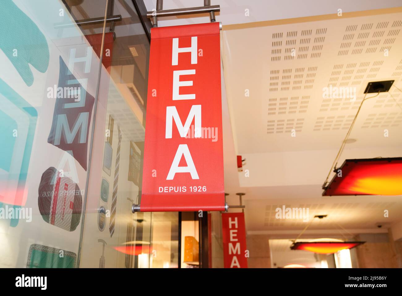 Bordeaux , Aquitaine Frankreich - 05 15 2022 : hema Shop Brand sign Red Logo Text Store Eingang Boutique in der Straße Stockfoto