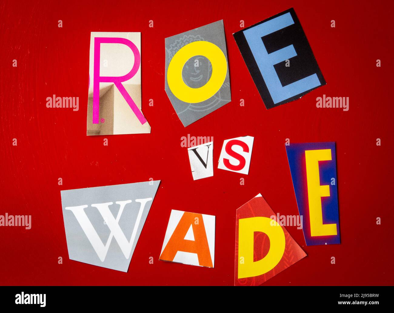 Roe vs Wade mit ausgeschnittenen Papierbuchstaben in der Lösegeld-Note-Effekt-Typografie 2022, USA Stockfoto