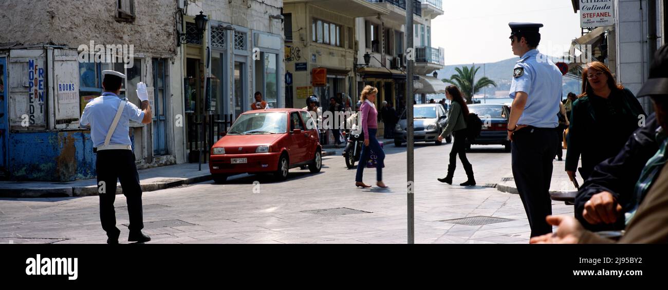 Verkehrspolizist, der den Verkehr an der Kreuzung von El.Venizelou und Petrou Protopapadaki in der Nähe des Miaouli-Platzes, Ermoupoli, Syros, Griechenland, kontrolliert. Stockfoto