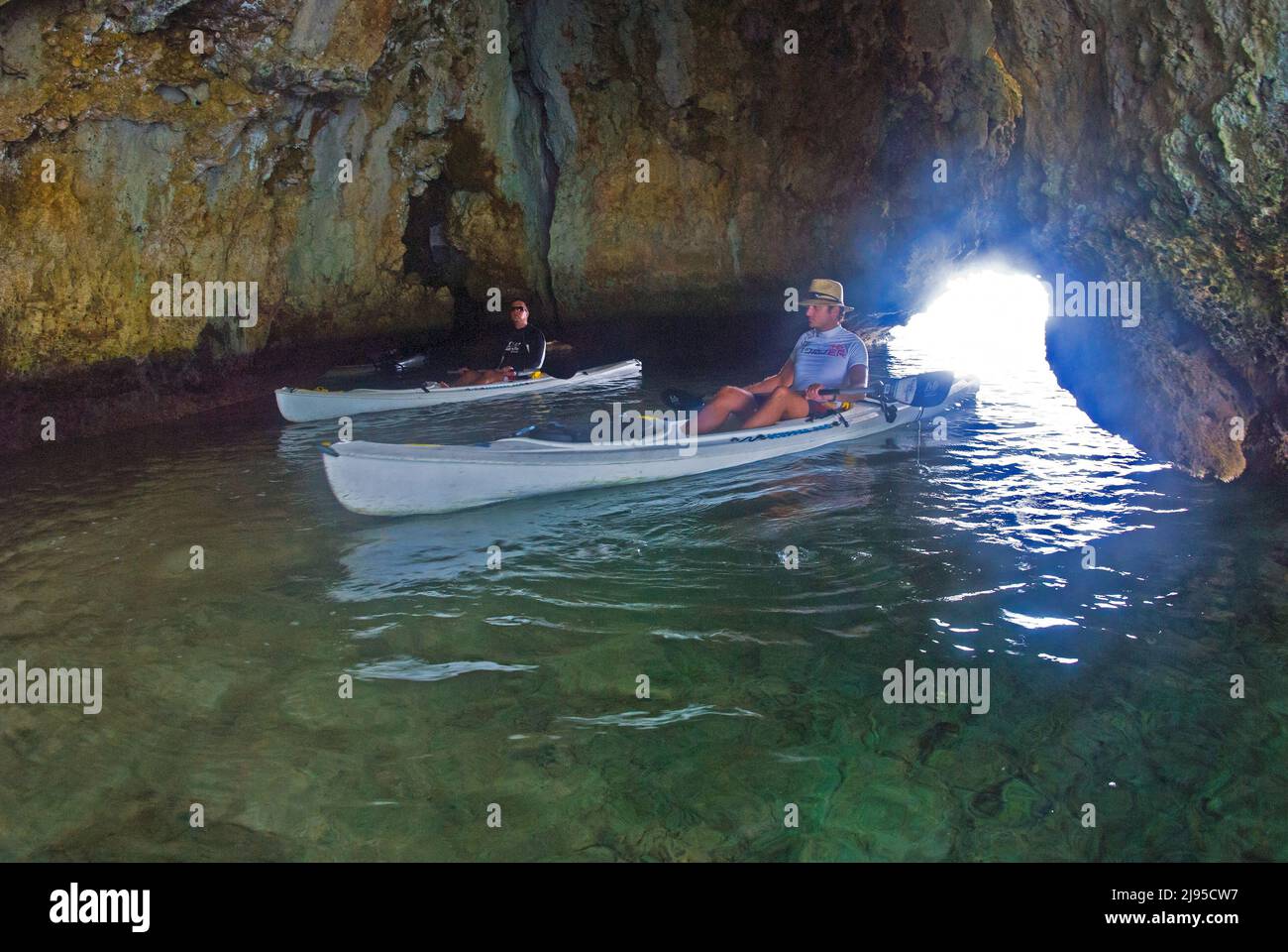 Kyakers in einer Höhle unter einer der Felseninseln von Palau, Mikronesien Stockfoto