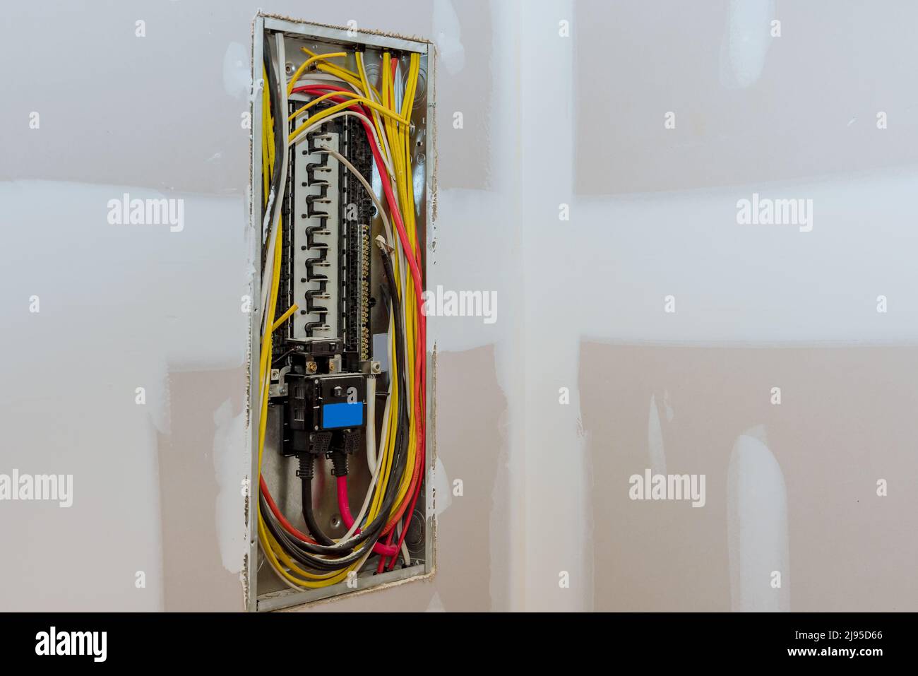 Neue Baustelle mit Schalttafenspannung und Leistungsschaltern elektrisch Stockfoto