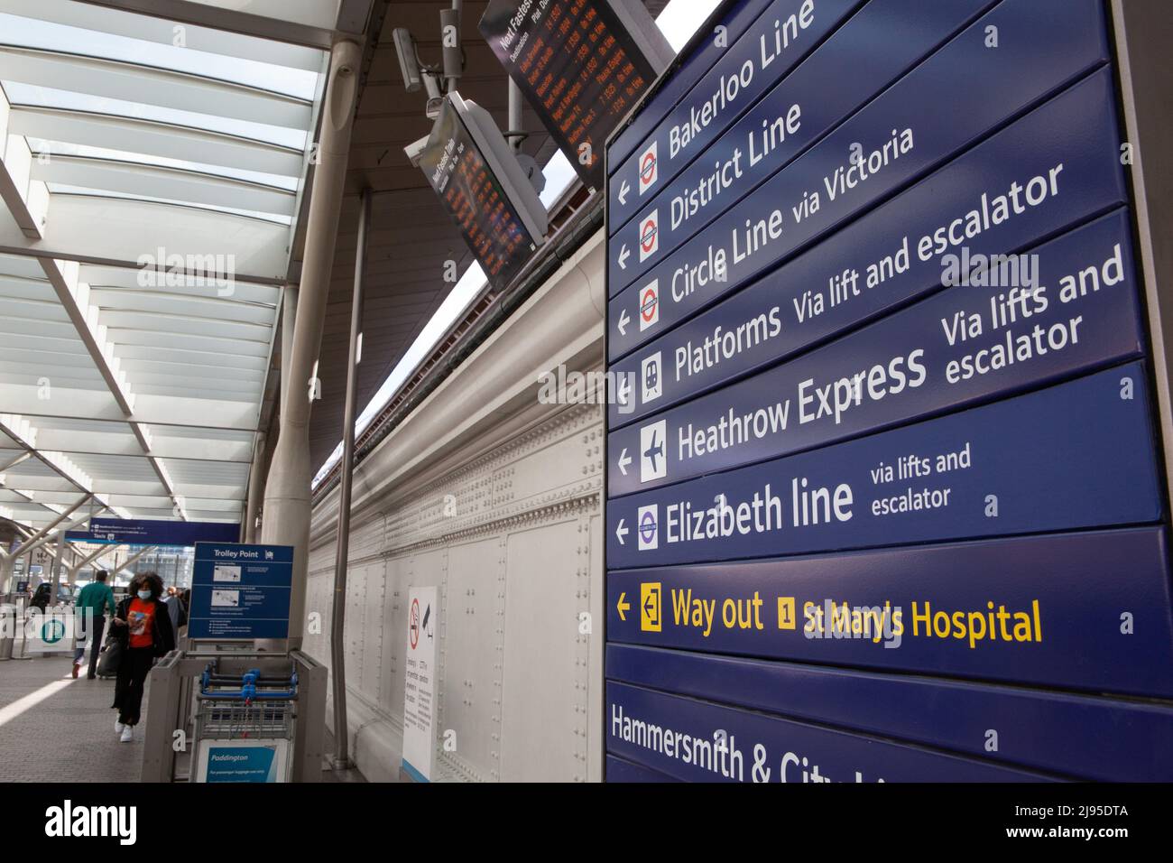 London, Großbritannien, 20. Mai 2022: Beschilderung am Bahnhof Paddington bereit für die bevorstehende Eröffnung der Elizabeth Line. Obwohl die neue Linie diese Woche offiziell von HRH The Queen eröffnet wurde, wird sie erst am Dienstag, dem 24. Mai, für die Öffentlichkeit zugänglich sein. Anna Watson/Alamy Live News Stockfoto