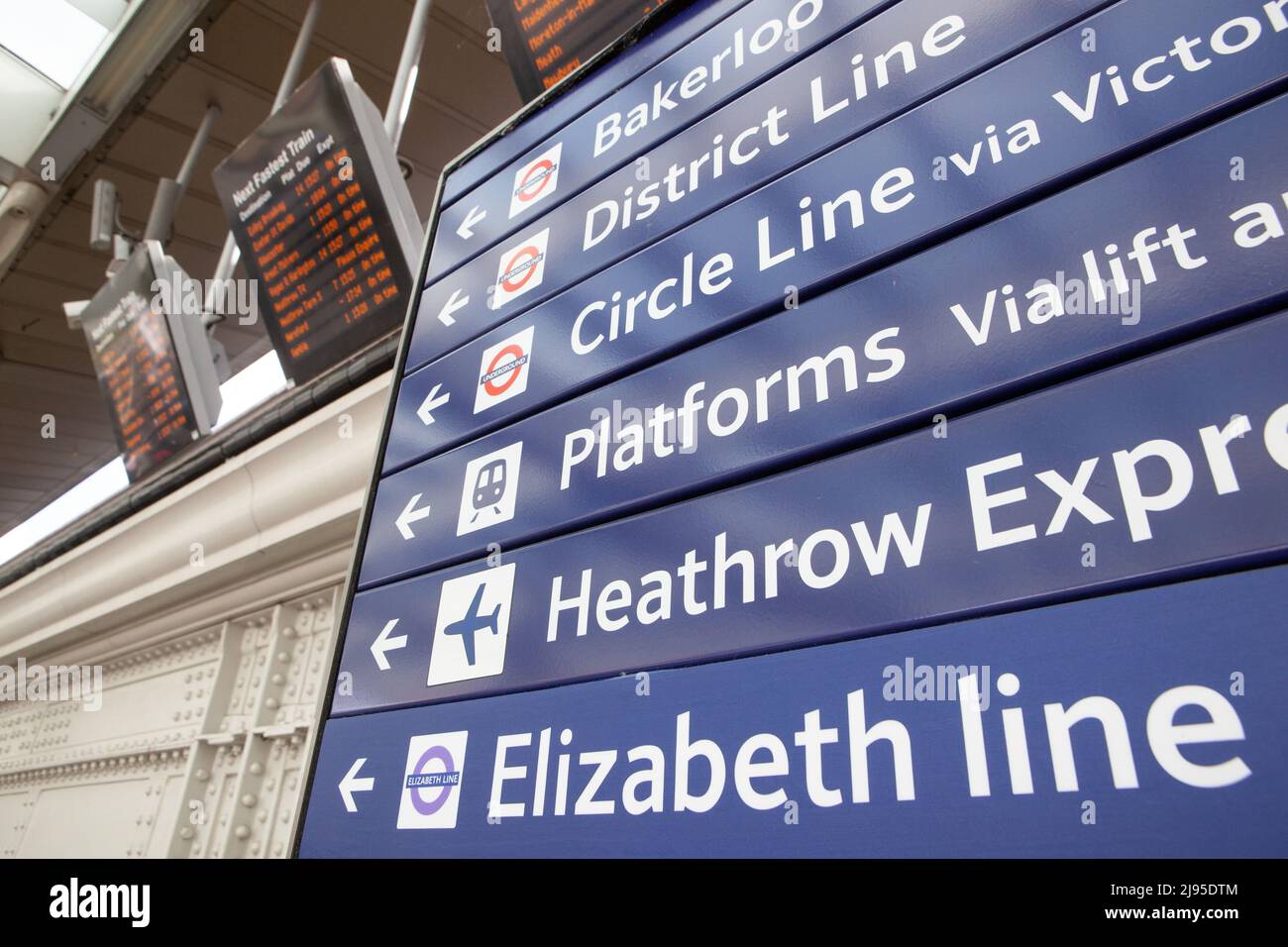 London, Großbritannien, 20. Mai 2022: Beschilderung am Bahnhof Paddington bereit für die bevorstehende Eröffnung der Elizabeth Line. Obwohl die neue Linie diese Woche offiziell von HRH The Queen eröffnet wurde, wird sie erst am Dienstag, dem 24. Mai, für die Öffentlichkeit zugänglich sein. Anna Watson/Alamy Live News Stockfoto