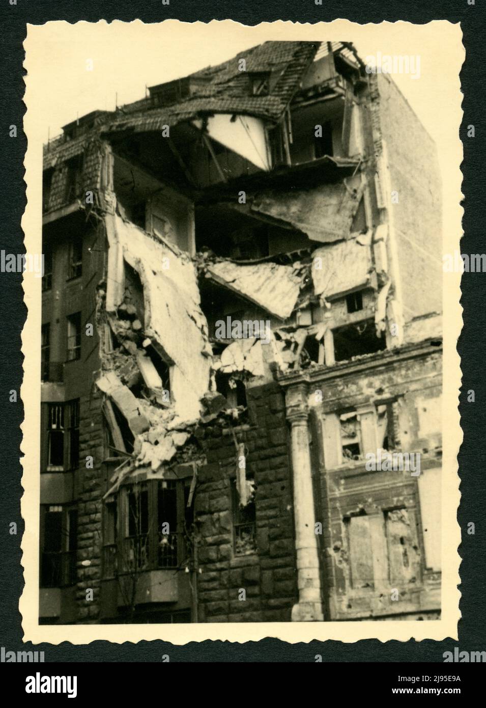 Europa, Ukraine, Charkow ( Charkiw ) , im 2. Weltkrieg, während der deutschen Besetzung, 1943 , zerhörte Häuser , fotografiert von dem Pionier Bruno Feltz . / Europa, Ukraine, Charkiw, im 2. Weltkrieg, während der deutschen Besatzung, 1943, zerstörte Häuser, Fotograf der Pionier Bruno Feltz. Stockfoto