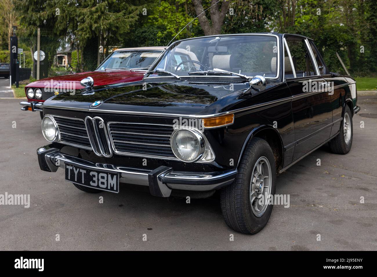 1973 BMW 2002 ‘TYT 38M’ auf der April Scramble im Bicester Heritage Center am 23.. April 2022 zu sehen Stockfoto