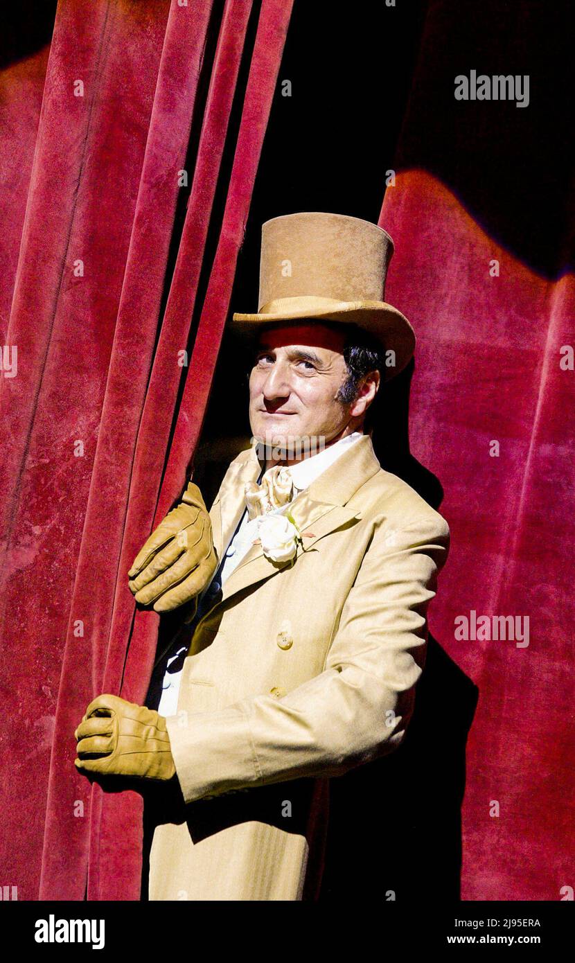 Henry Goodman (Richard III) in RICHARD III von Shakespeare an der Royal Shakespeare Company (RSC), Royal Shakespeare Theatre, Stratford-upon-Avon 23/07/2003 Design: Anthony Lamble Beleuchtung: Tim Mitchell Kämpfe: Terry King Regie: Sean Holmes Stockfoto