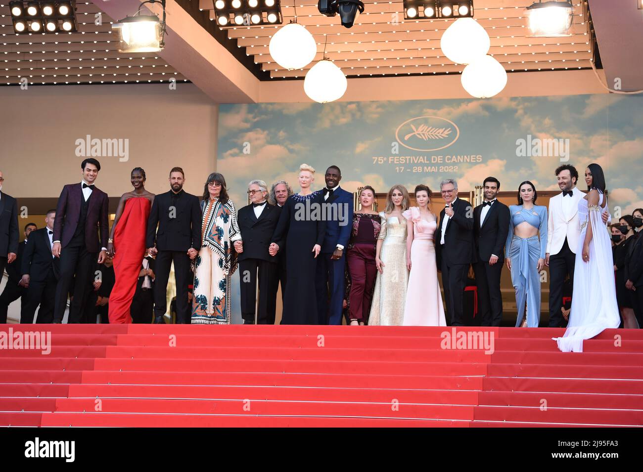 Idris Elba und Tilda Swinton (Mitte) bei der dreitausend Jahre lange sehnsüchtige Premiere während der Filmfestspiele von Cannes 75. in Cannes, Frankreich. Bilddatum: Freitag, 20. Mai 2022. Stockfoto