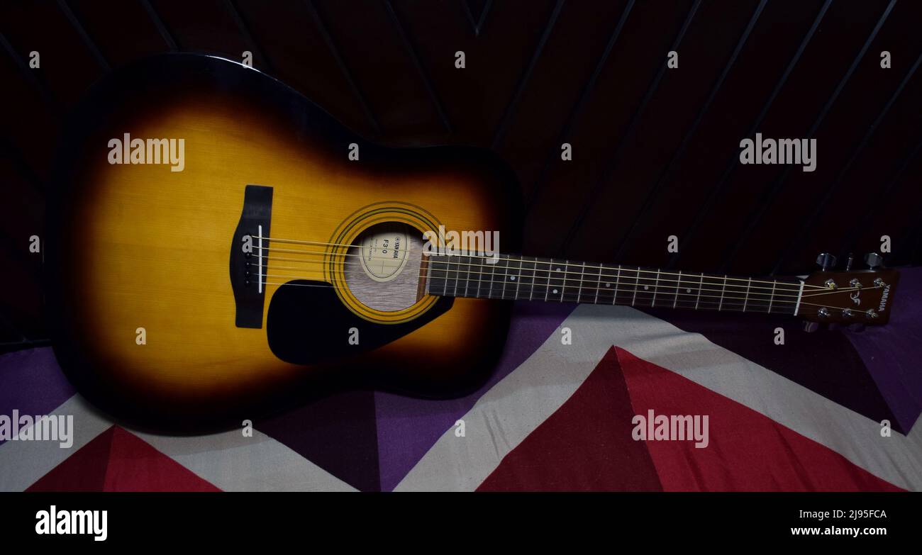 Akustische Gitarre der Marke Yamaha F 310 liegt isoliert Stockfoto
