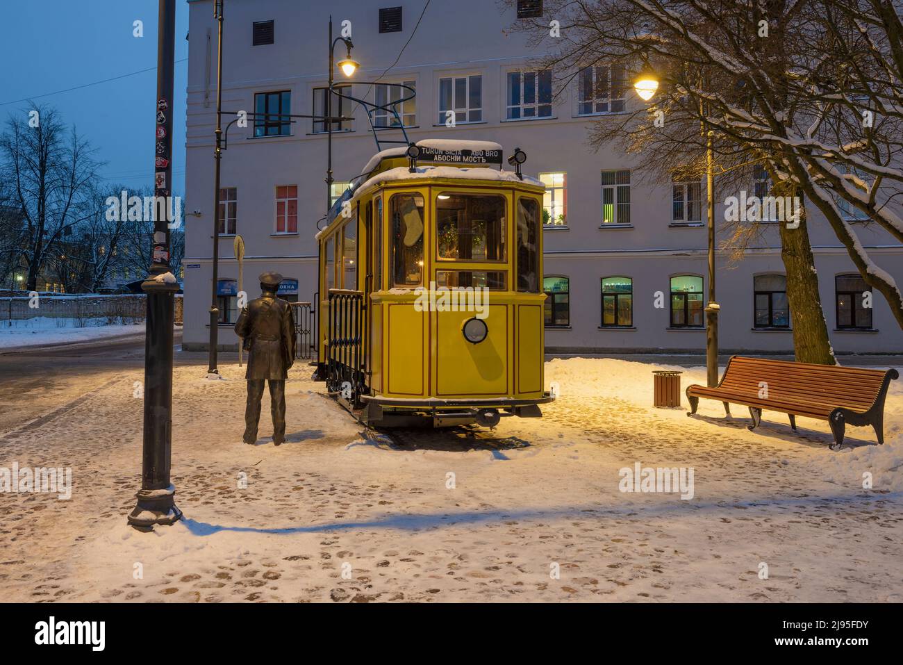 WYBORG, RUSSLAND - 08. FEBRUAR 2021: Blick auf die alte Wyborger Straßenbahn am Februarabend Stockfoto