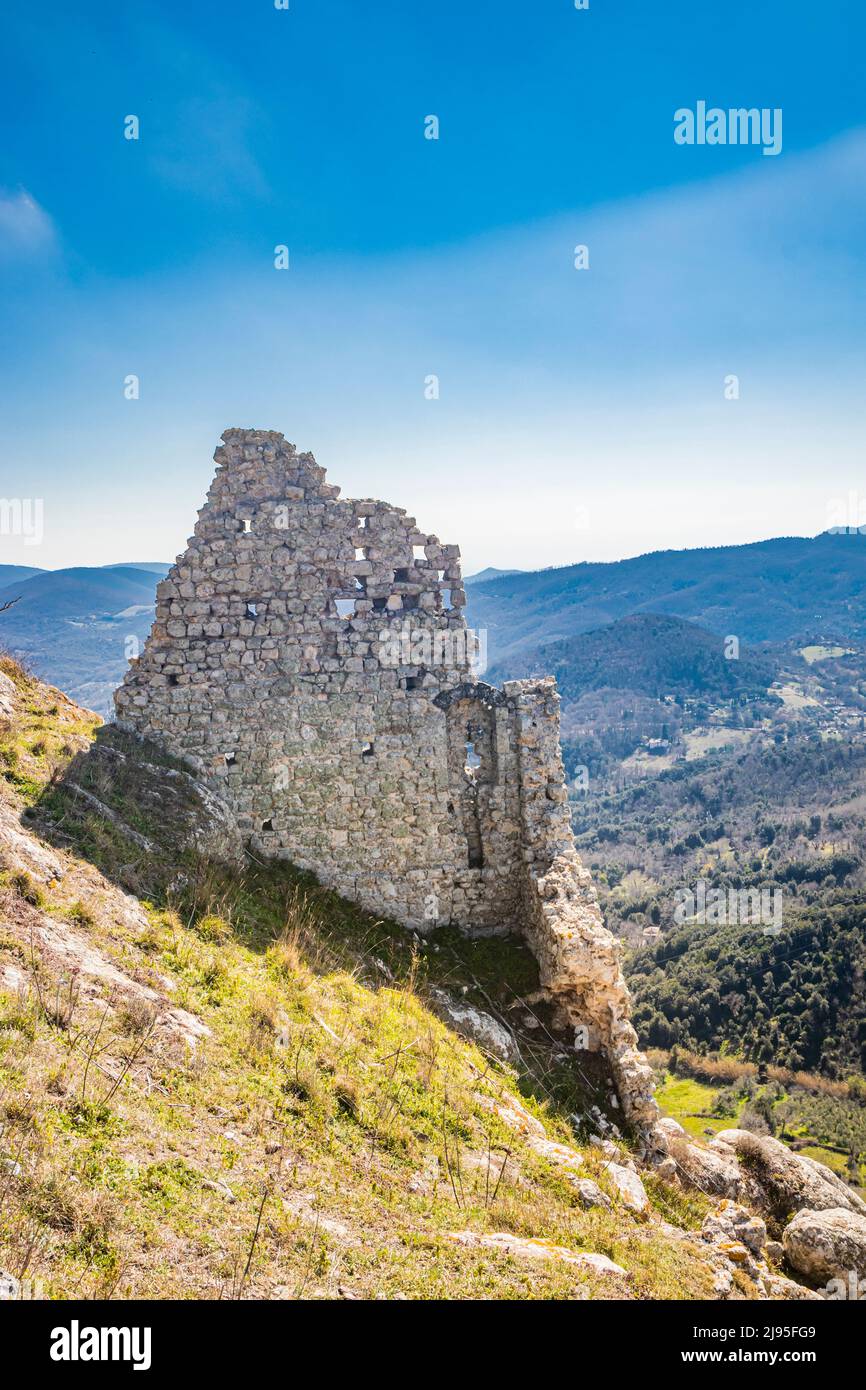 Das kleine Dorf Tolfa, in Latium. Ein Teil der Überreste der alten Mauern der Festung, die auf der Klippe steht. Die Ruinen der des Stockfoto