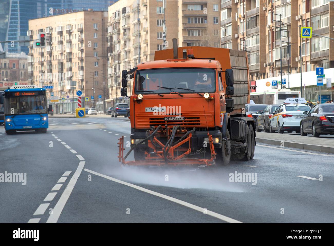MOSKAU, RUSSLAND - 14. APRIL 2021: Kombiniertes Straßenfahrzeug MKDU-1 auf Basis von KAMAZ-65115 reinigt die Stadtstraße Stockfoto