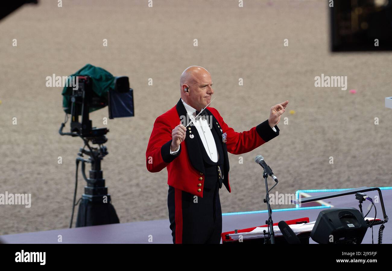 Chefdirigent für Musik, Royal Marines, Oberstleutnant Jason Burcham RM. Die Gäste waren begeistert, als sie die Platin-Jubiläumsfeier an diesem Abend in Anwesenheit der Prinzessin Royal auf dem privaten Gelände von Windsor Castle angucken konnten. 500 Pferde und 1.300 Teilnehmer aus dem Commonwealth und der Welt nahmen an der Theaterveranstaltung mit dem Titel A Gallop Through History Teil, um die Herrschaft Ihrer Majestät der Königin zu feiern Stockfoto