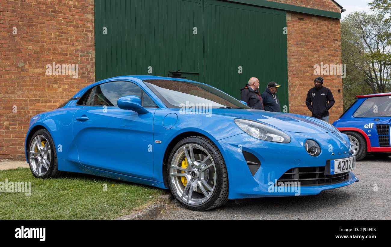 Alpine A110 Pure Auto ‘4202VB’ auf der April Scramble im Bicester Heritage Center am 23.. April 2022 ausgestellt Stockfoto