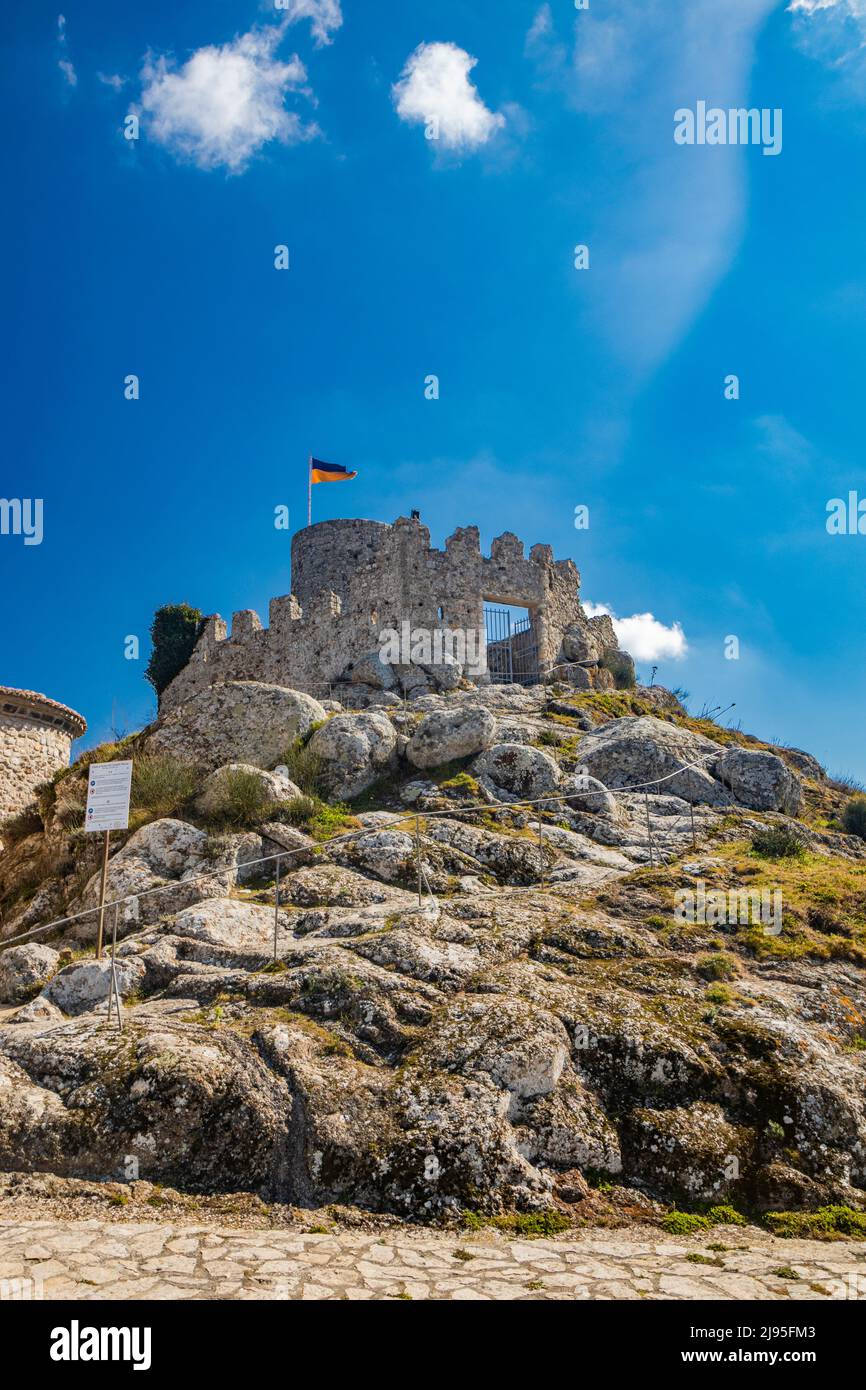 Das kleine Dorf Tolfa, in Latium. Überreste der alten Mauern der