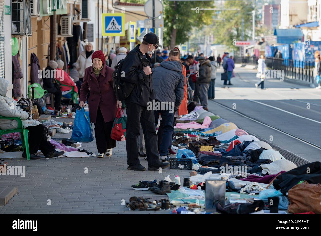 ROSTOV-ON-DON, RUSSLAND - 03. OKTOBER 2021: Ältere Frau geht durch den Flohmarkt in der Straße der Stadt Stockfoto