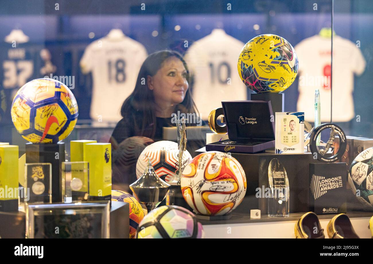 NUR FÜR REDAKTIONELLE VERWENDUNG Kurator Zeynep Kushan beim Start der neuen Ausstellung „Harry Kane: Ich möchte Fußball spielen“ im Museum of London. Bilddatum: Freitag, 20. Mai 2022. Stockfoto