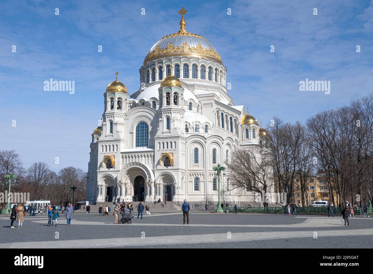 KRONSHTADT, RUSSLAND - 01. MAI 2022: Blick auf die St. Nicholkkathedrale an einem sonnigen Maitag Stockfoto