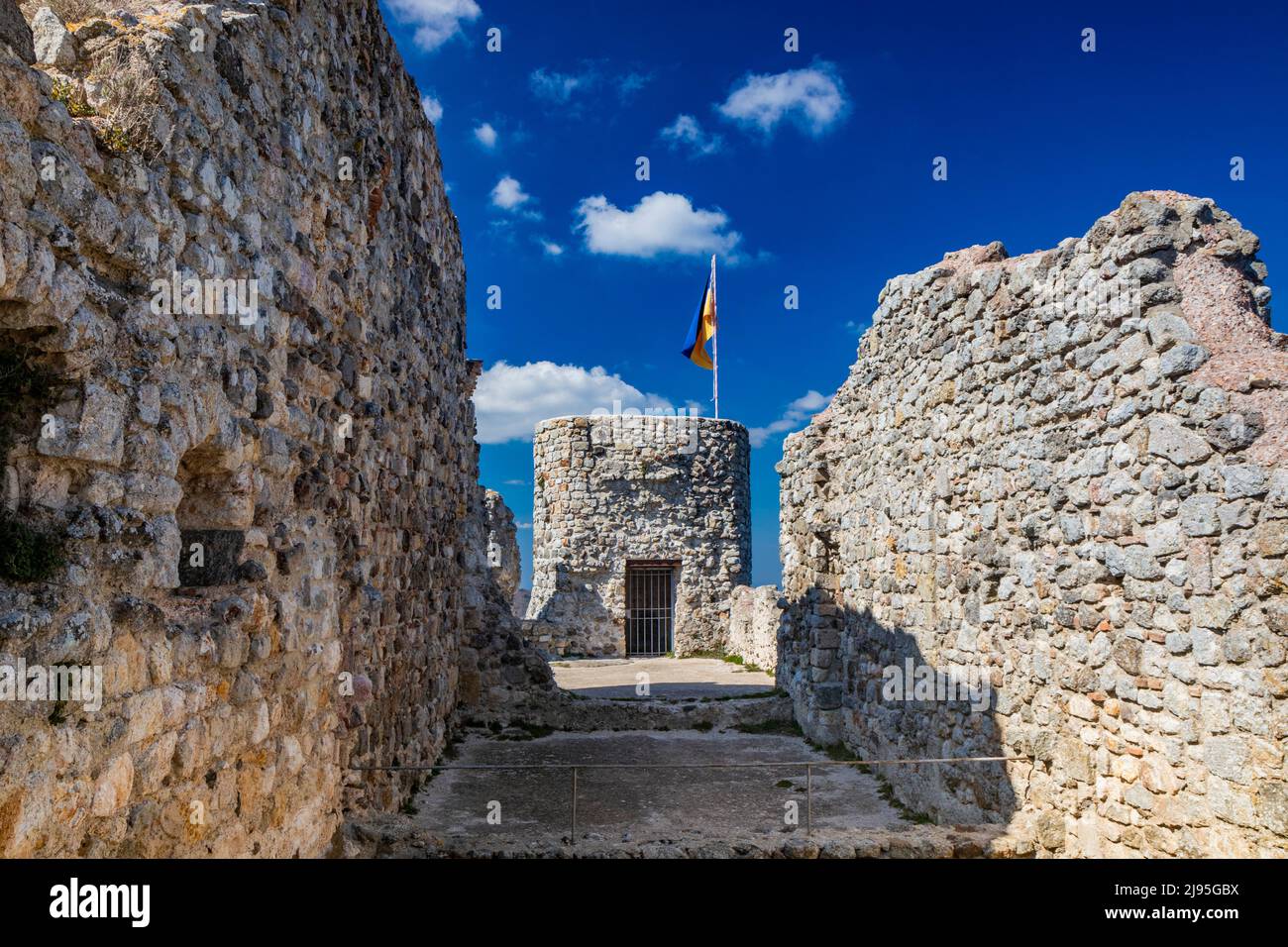 Das kleine Dorf Tolfa, in Latium. Überreste der alten Mauern der Festung auf der Spitze der Klippe. Ruinen der Burg. Der Turm, wo die Flagge Stockfoto