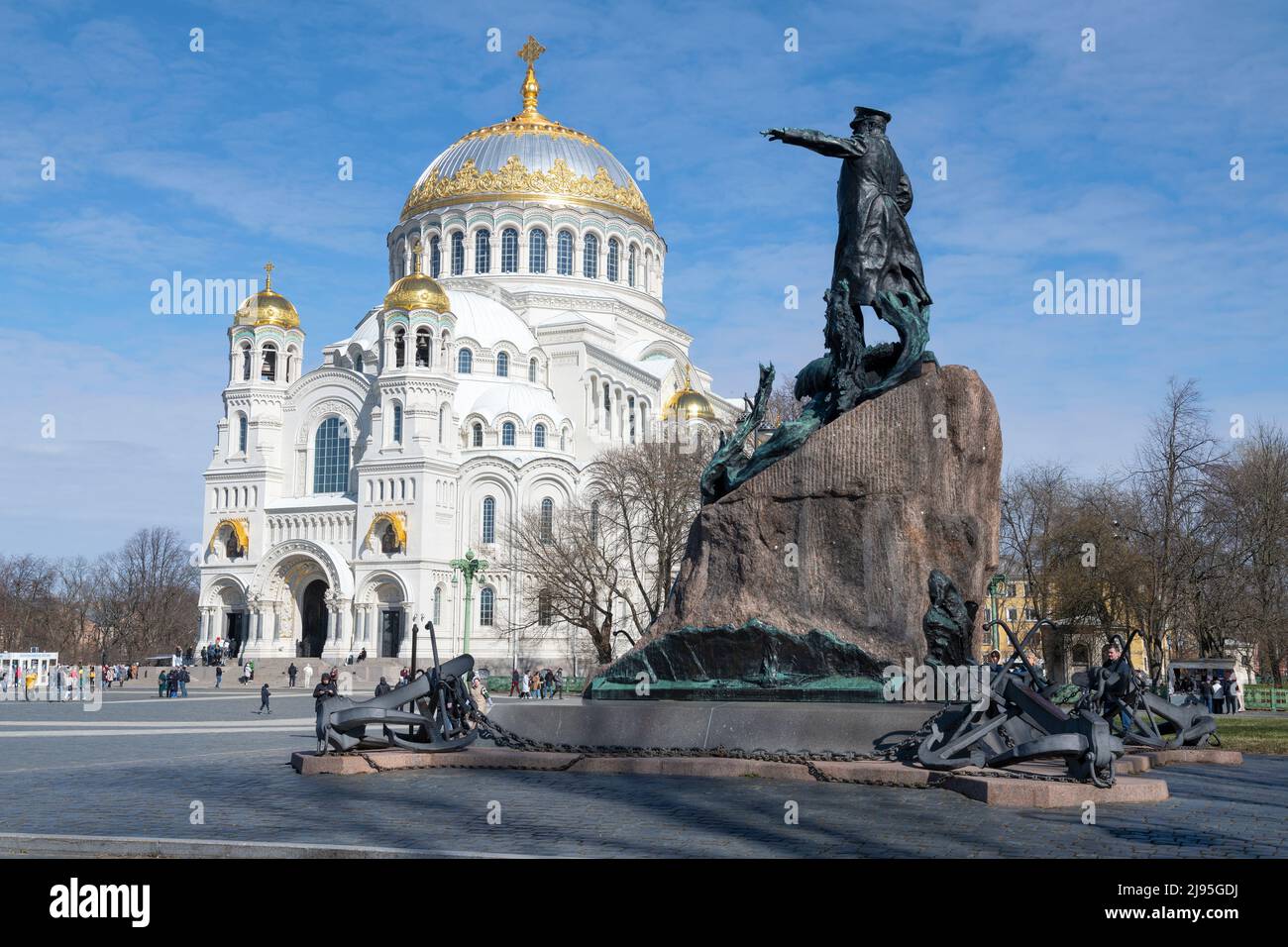 KRONSHTADT, RUSSLAND - 01. MAI 2022: Blick auf das Denkmal des russischen Admirals S.O. Makarov und St. Nichola Naval Cathedral an einem sonnigen Maitag Stockfoto