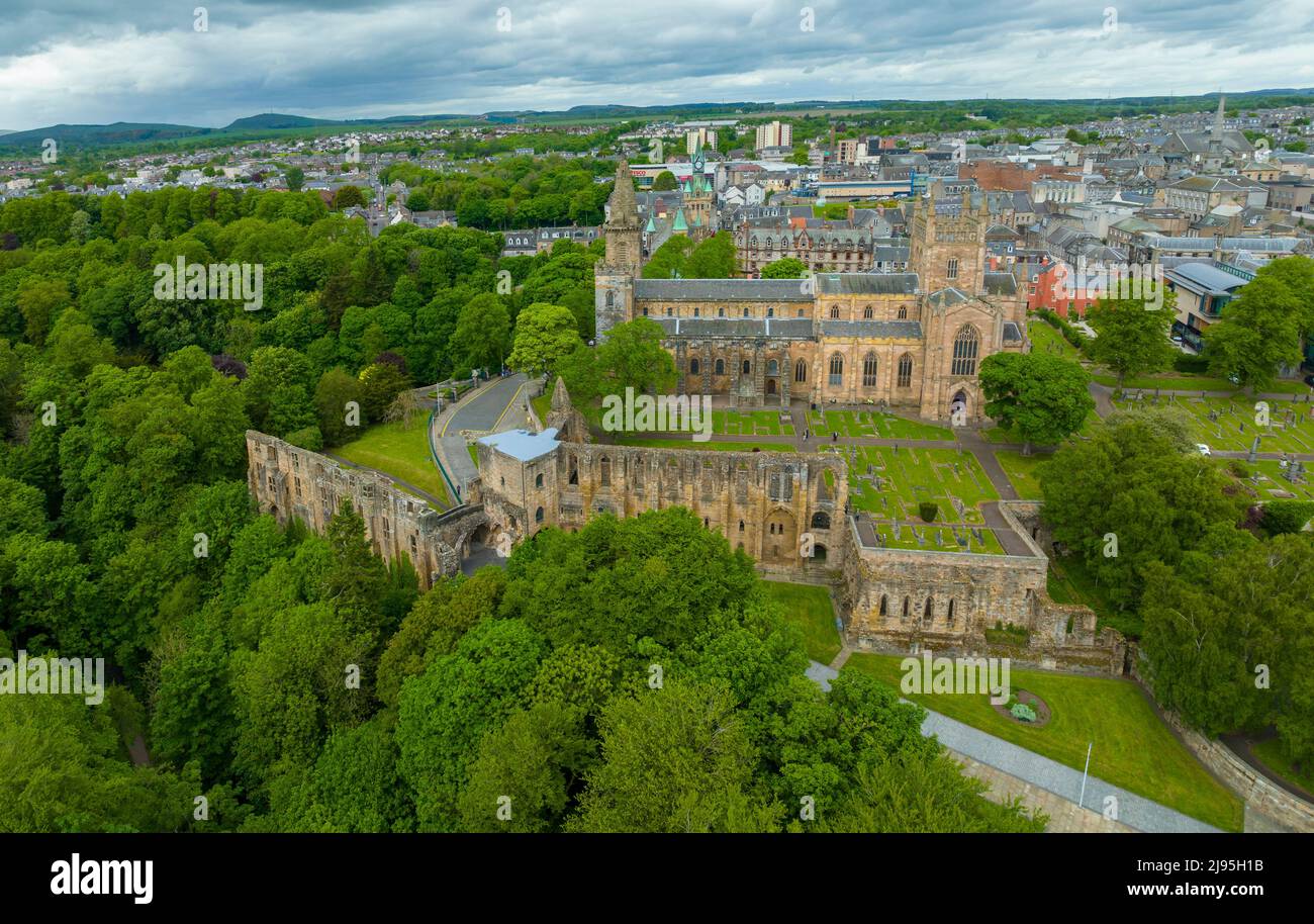 Luftaufnahme von der Drohne der Dunfermline Abbey und den Palastruinen, Dunfermline, Fife, Schottland Stockfoto