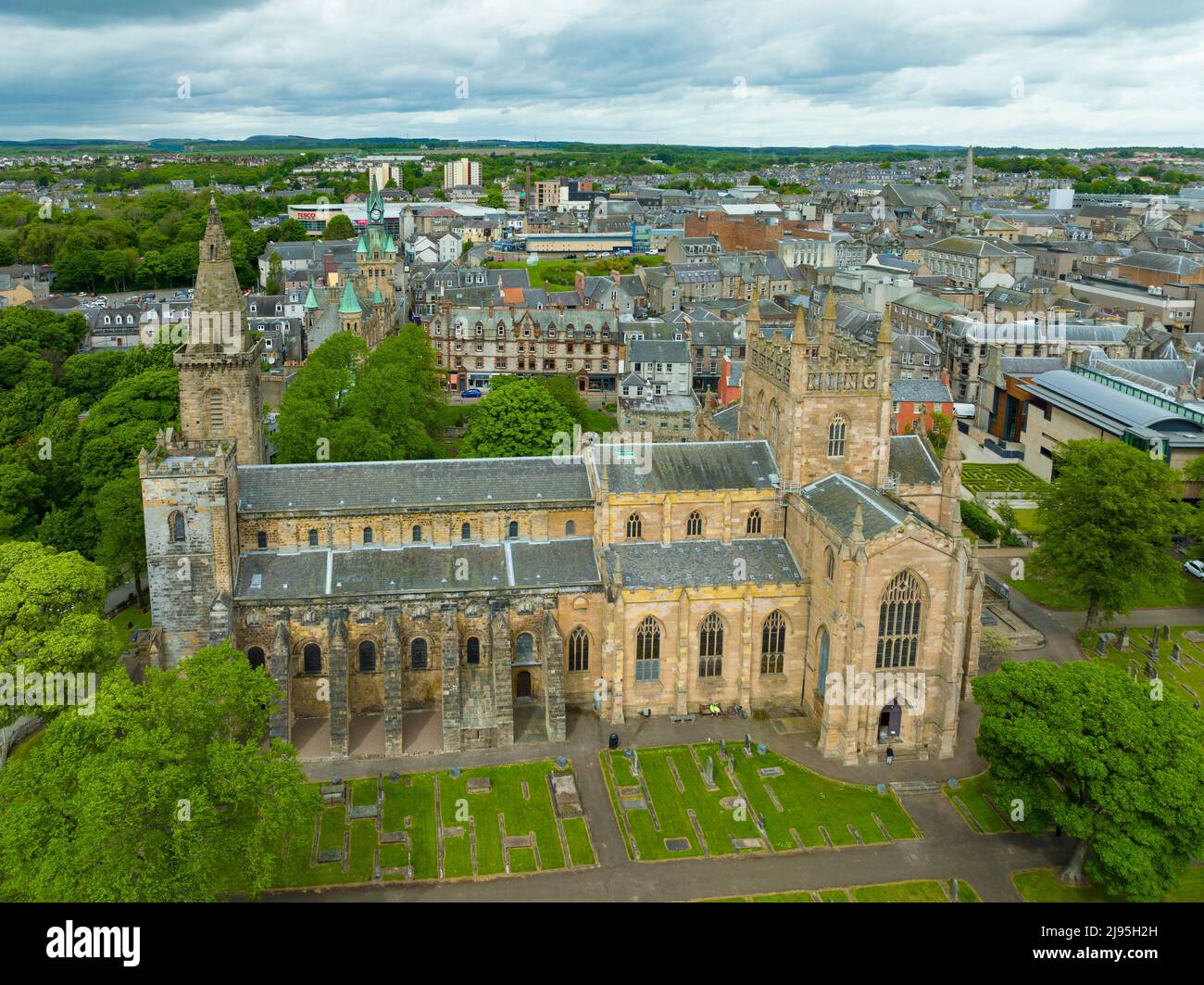 Luftaufnahme von der Drohne der Dunfermline Abbey, Dunfermline, Fife, Schottland Stockfoto