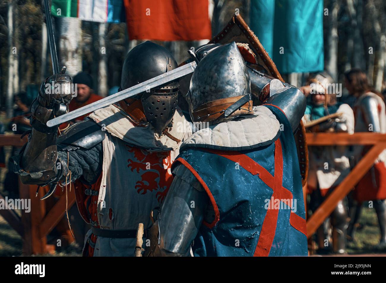 Der Ritter in grau gegen der Ritter in blau. Stockfoto