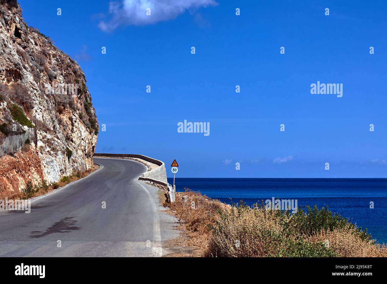 Asphaltstraße an der bergigen Küste der Insel Kreta in Griechenland Stockfoto