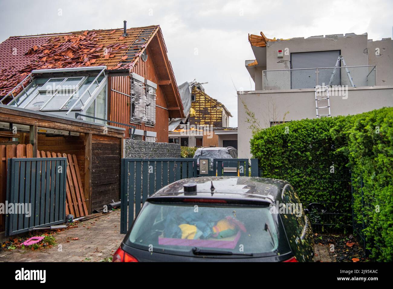 Paderborn, Deutschland. 20.. Mai 2022. Verwüstete Häuser stehen an einer Straße. Auch in Paderborn verursachte ein Sturm große Schäden. Quelle: Lino Mirgeler/dpa/Alamy Live News Stockfoto