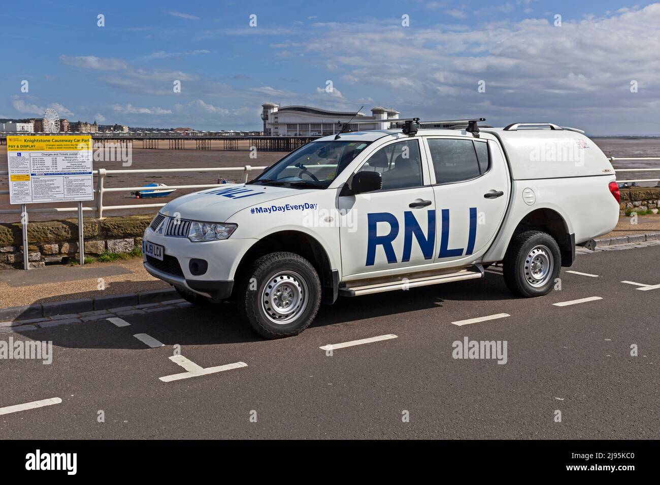 Ein Mitsubishi Pickup-Truck des RNLI, der auf dem Knightstone Causeway in Weston-super-Mare, Großbritannien, geparkt ist Stockfoto