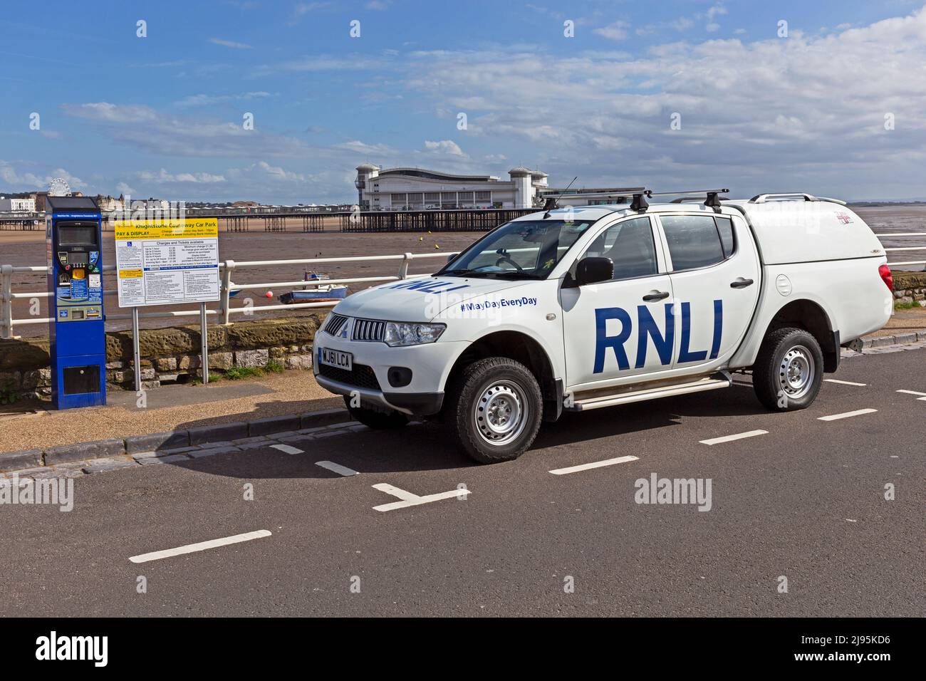 Ein Mitsubishi Pickup-Truck des RNLI, der auf dem Knightstone Causeway in Weston-super-Mare, Großbritannien, geparkt ist Stockfoto