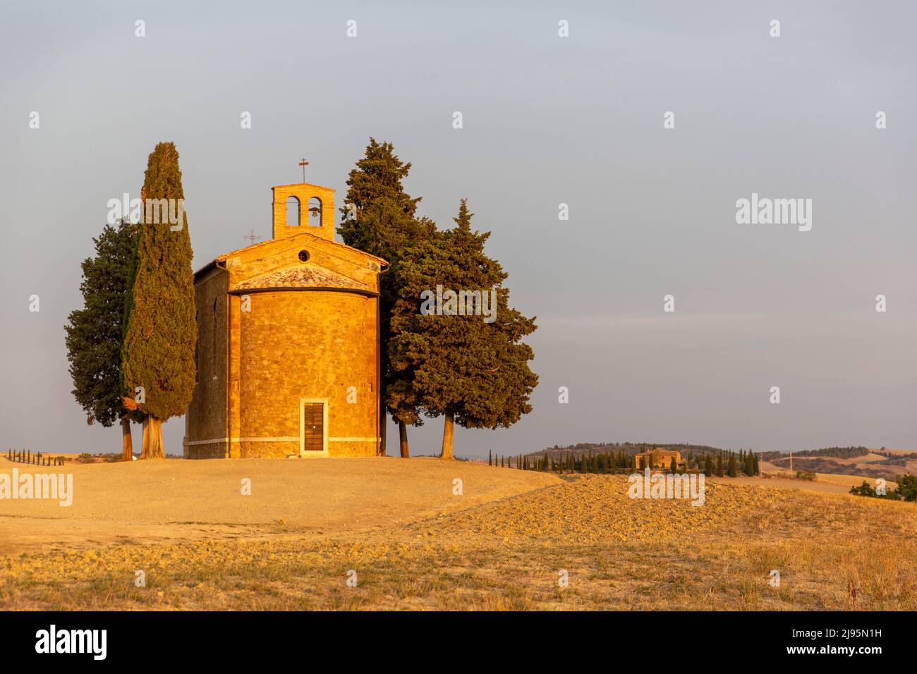 Die wunderschöne toskanische Kapelle der Madonna di Vitaleta bei Sonnenaufgang Stockfoto