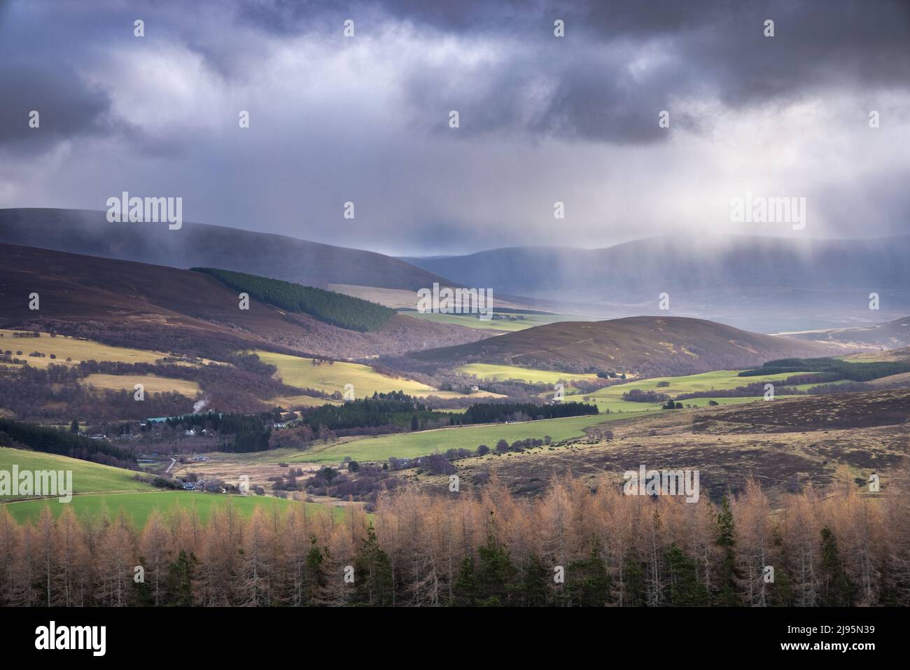 Ein Regenschauer über Glenlivet, Speyside, Schottland, Großbritannien Stockfoto