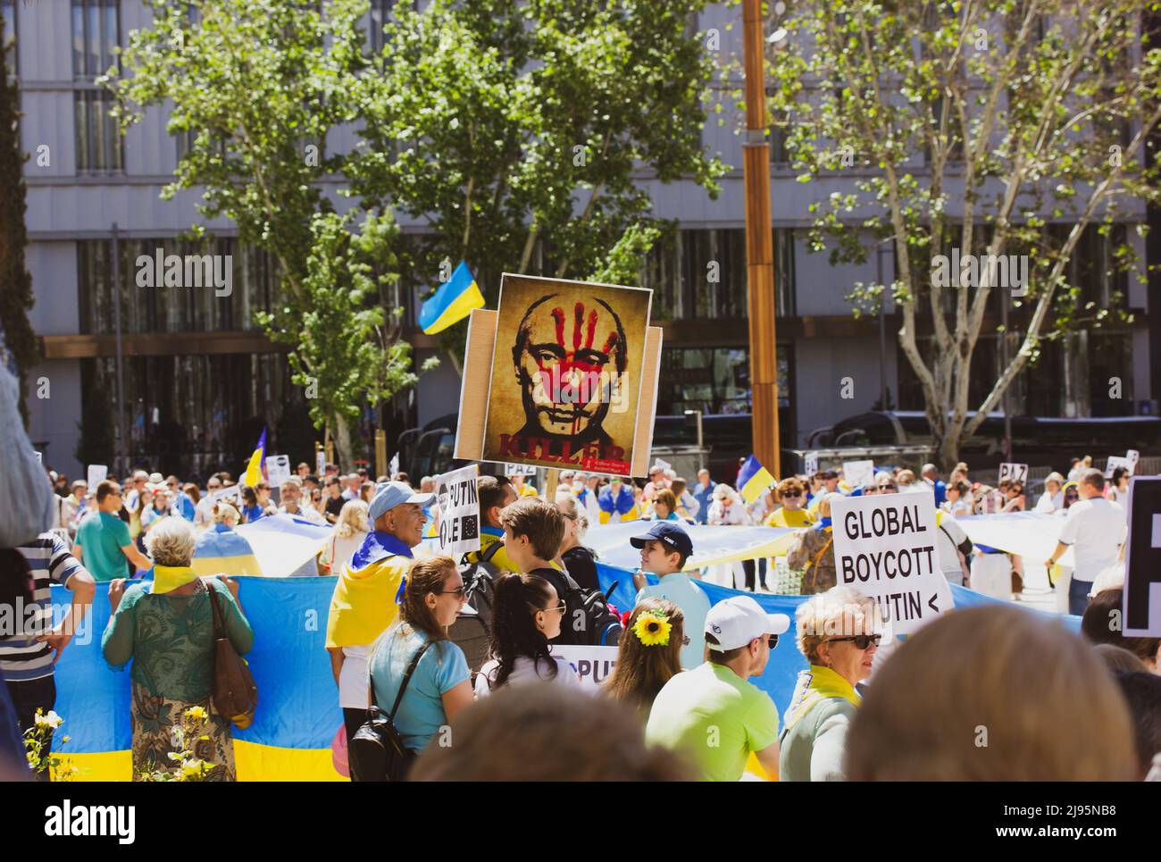 Madrid, Spanien. 8.Mai 2022. Menschen bei einer Kundgebung zur Unterstützung der von den russischen Militärs betroffenen Ukrainer. Patrioten mit gelb blauen ukrainischen Fahnen. Peopl Stockfoto