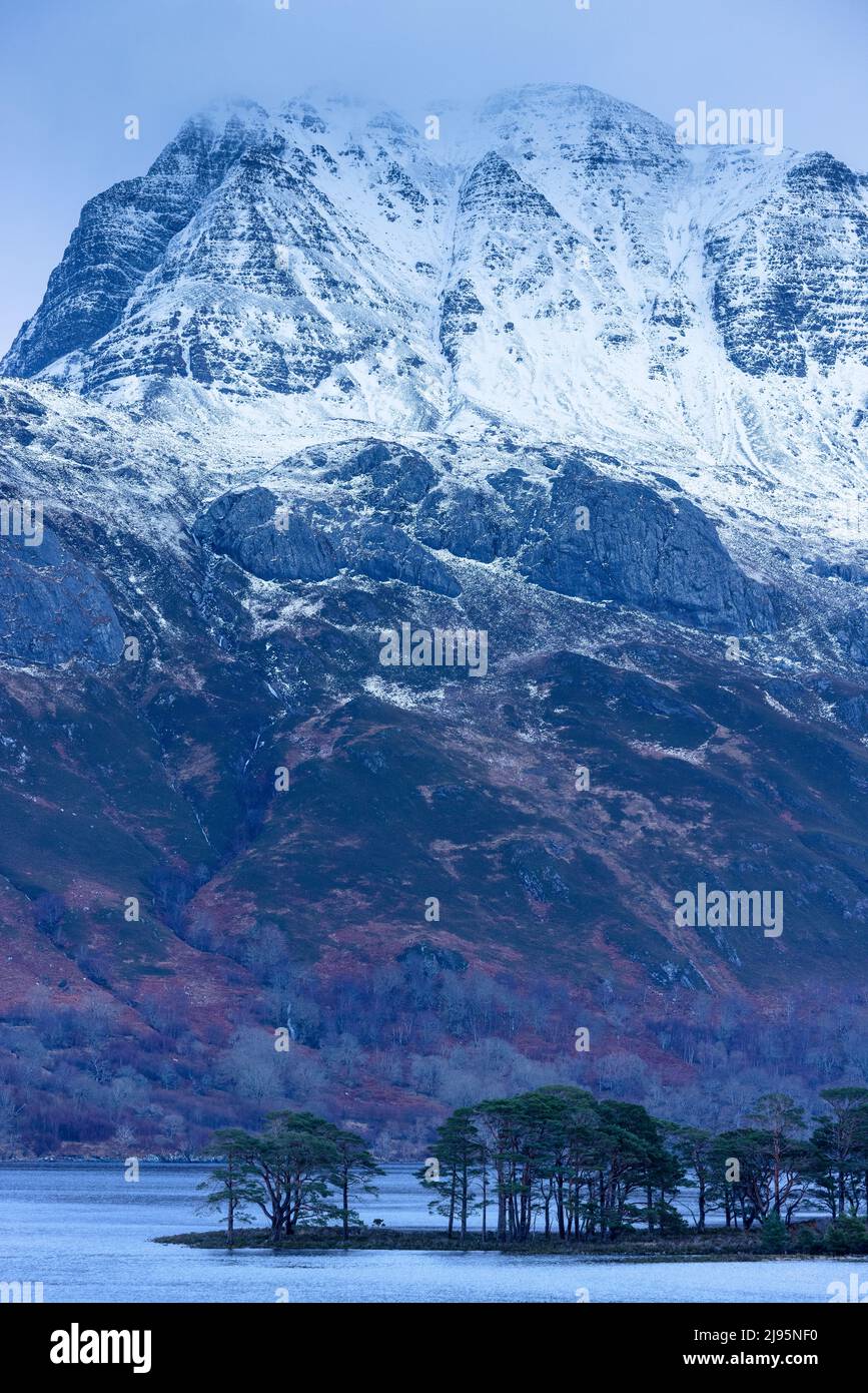 Slioch überragt im Winter Loch Maree, Wester Ross, Schottland, Großbritannien Stockfoto