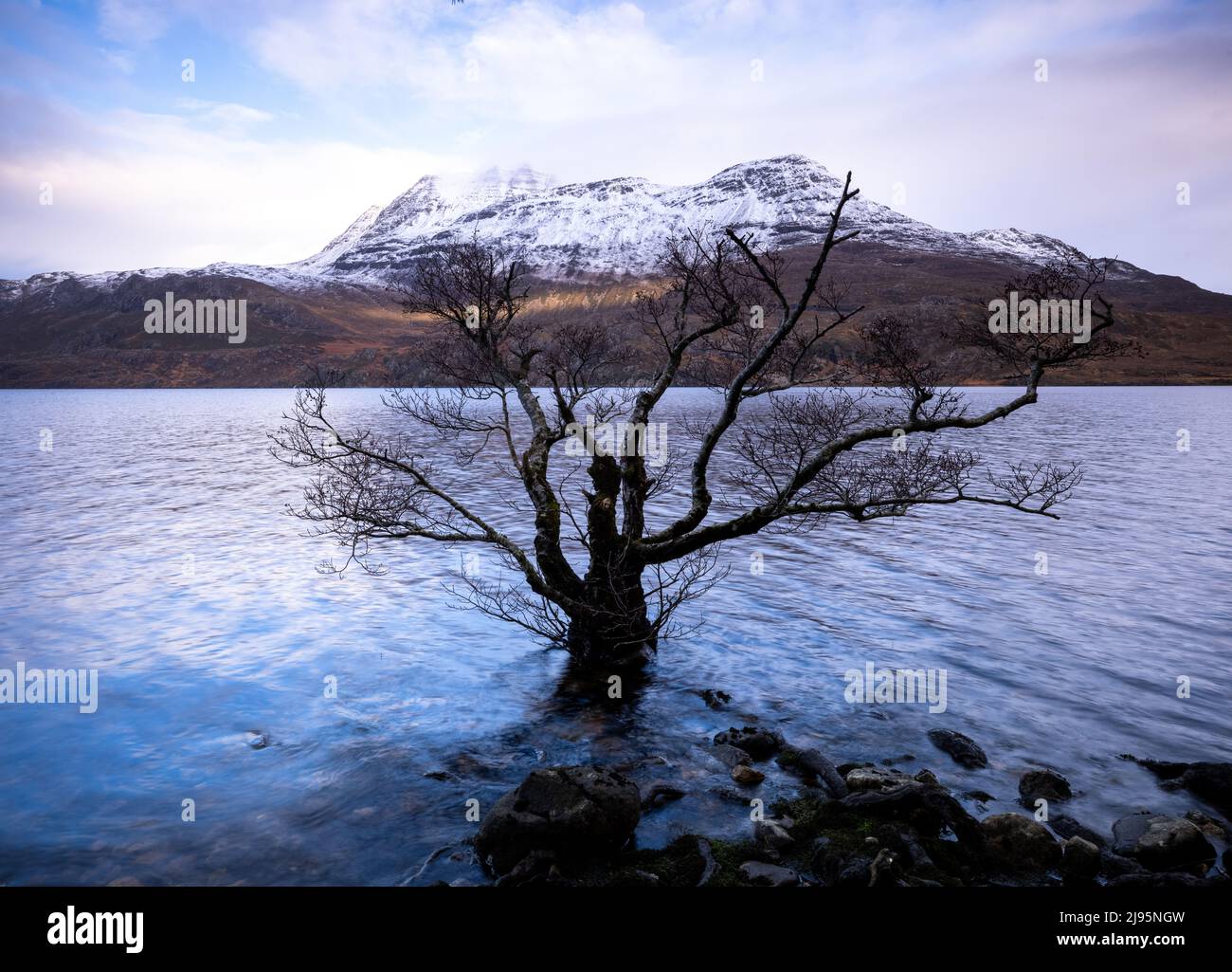 Slioch überragt im Winter Loch Maree, Wester Ross, Schottland, Großbritannien Stockfoto