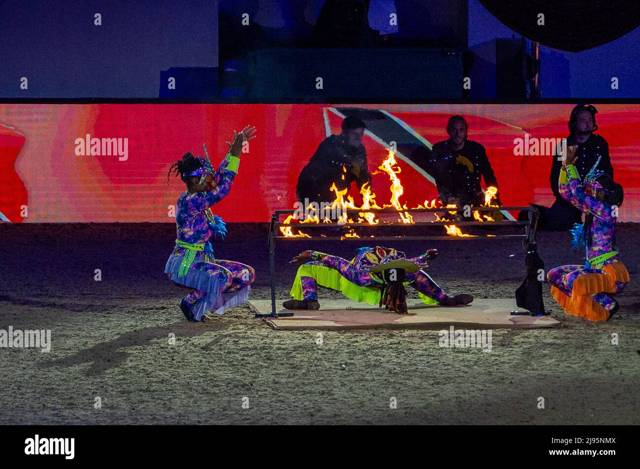 Limbo Dancing von den Interpreten des Trinidad and Tobago Defense Steel Orchestra. Die Gäste waren begeistert, als sie die Platin-Jubiläumsfeier an diesem Abend in Anwesenheit der Prinzessin Royal auf dem privaten Gelände von Windsor Castle angucken konnten. 500 Pferde und 1.300 Teilnehmer aus dem Commonwealth und der Welt nahmen an der Theaterveranstaltung mit dem Titel A Gallop Through History Teil, um die Herrschaft Ihrer Majestät der Königin zu feiern Stockfoto