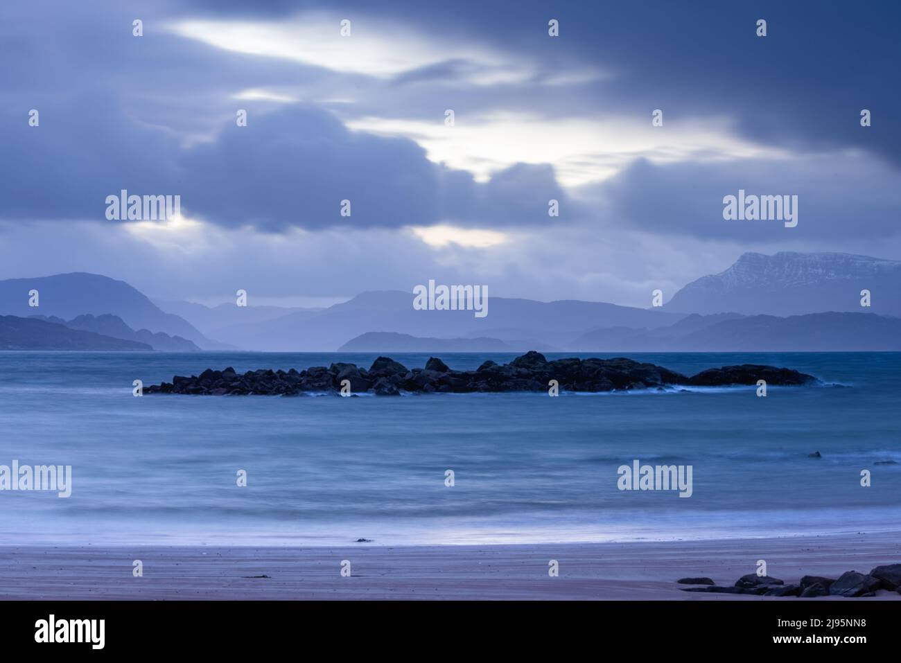 Loch Torridon bei Sonnenaufgang vom Red Point Beach, Wester Ross, Schottland, Großbritannien Stockfoto