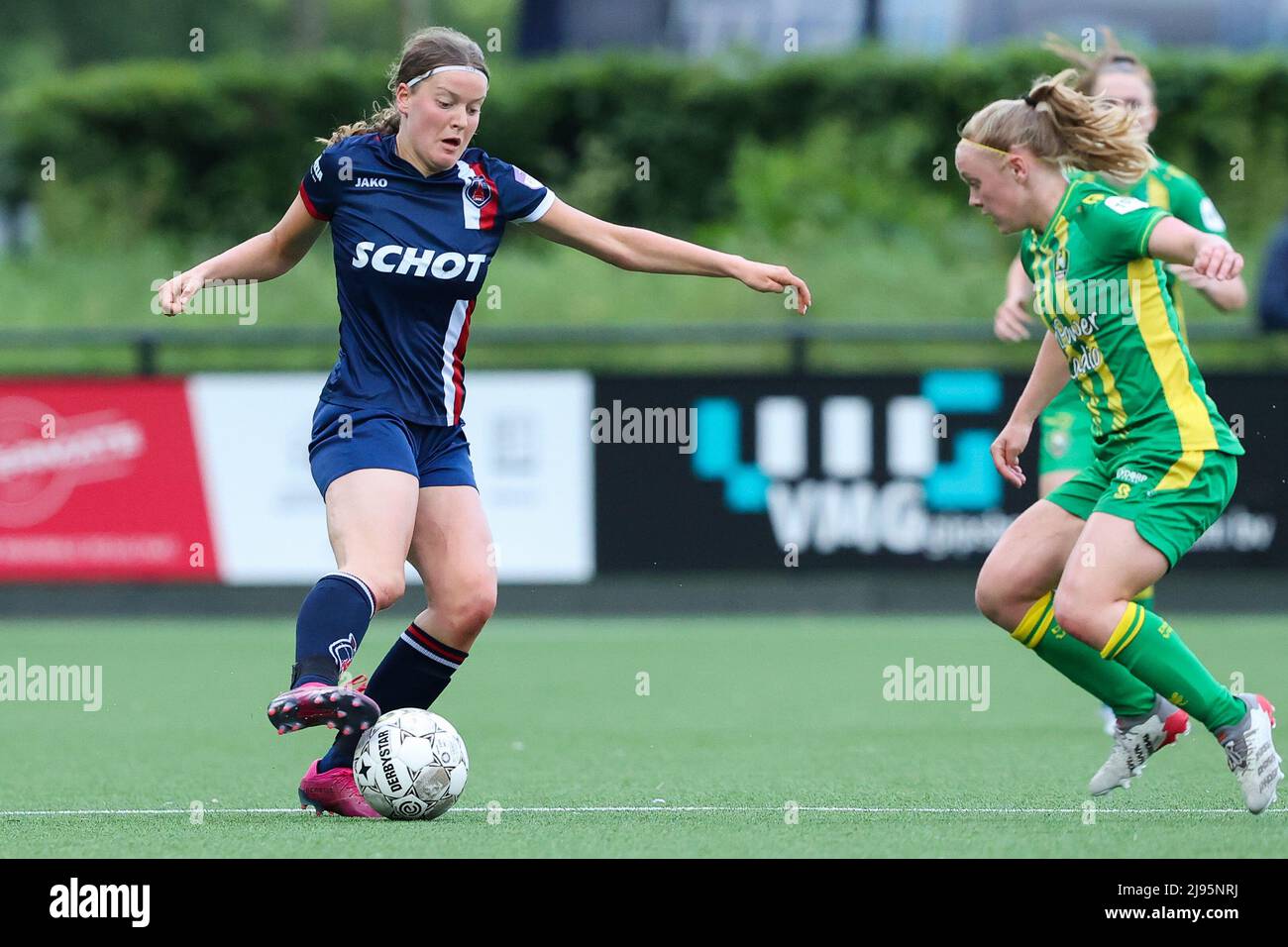 RIJSWIJK, NIEDERLANDE - 20. MAI: Charlotte Hulst von VV Alkmaar, Amber Verspaget von ADO Den Haag während des Pure Energie Eredivisie Vrouwen-Spiels zwischen ADO Den Haag und VV Alkmaar im Sportpark Prinses Irene am 20. Mai 2022 in Rijswijk, Niederlande (Foto: Hans van der Valk/Orange Picles) Quelle: Orange Pics BV/Alamy Live News Stockfoto