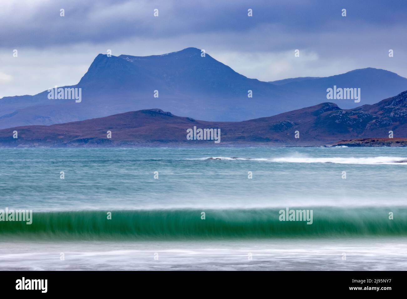 Wellen brechen am Strand von Mellon Udrigle, mit Beinn Ghobhlach Beyond, Wester Ross, Schottland, Großbritannien Stockfoto